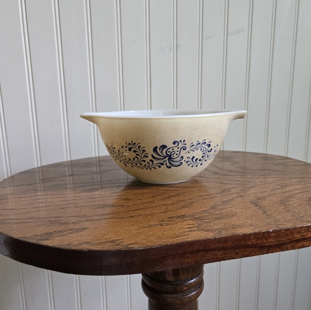 Pyrex Cream and White Ceramic Bowl